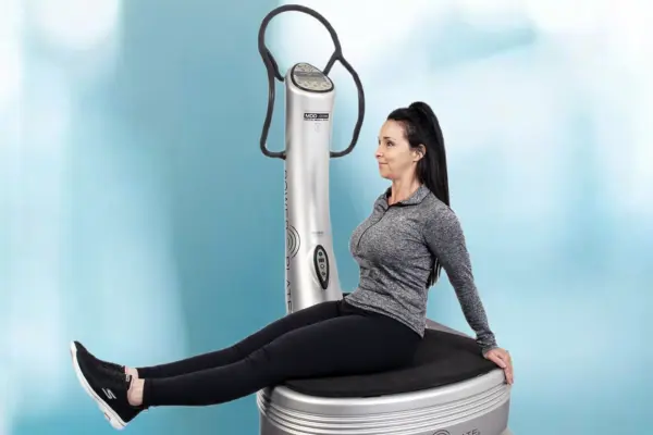 Femme effectuant un exercice d’activation des muscles du périnée sur une Power Plate.