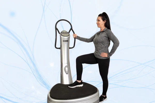 Personne debout sur une plateforme Power Plate, tenant la poignée, dans un contexte d’exercice pour réduire l’inconfort articulaire.