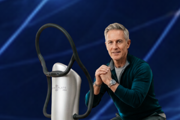 Homme 50 ans et plus en forme sur l'appareil de stimulation neuromotrice