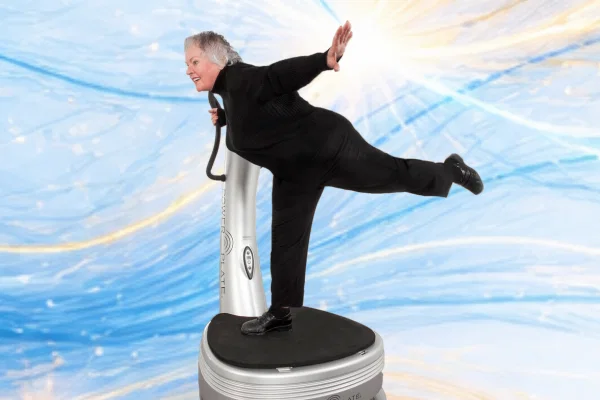 Personne aînée en exercice de souplesse et équilibre sur Power Plate.